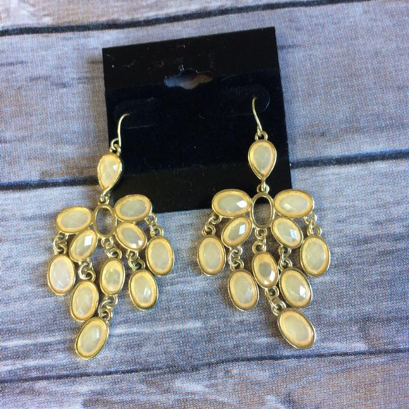 Jewelry - NEW pastel yellow dangle earrings